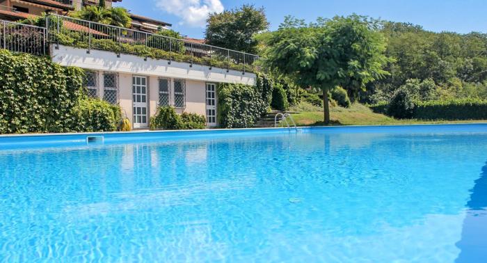 Großes Gemeinschaftsgrundstück mit herrlichem Pool und Liegewiese.