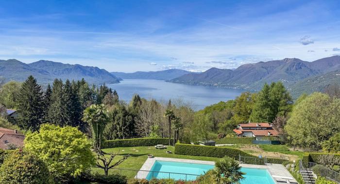 Ca. 30 m² große Sonnenterrasse mit atemberaubender See- und Bergsicht