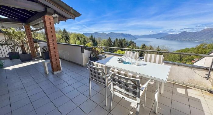 Ca. 30 m² große Sonnenterrasse mit atemberaubender See- und Bergsicht