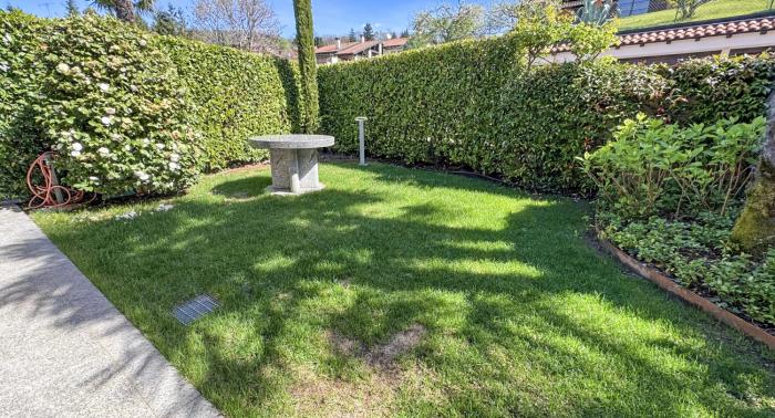 Ca. 50 m² großer, teilweise terrassierter Garten mit fest integriertem Natursteintisch