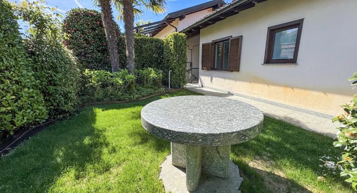 Ca. 50 m² großer, teilweise terrassierter Garten mit fest integriertem Natursteintisch