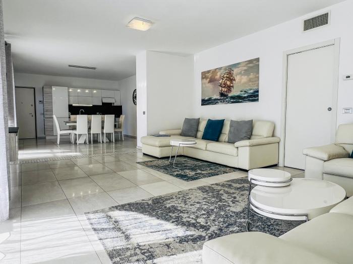 Großzügiges, lichtdurchflutetes Wohnzimmer mit Ausgang auf die spektakuläre Terrasse