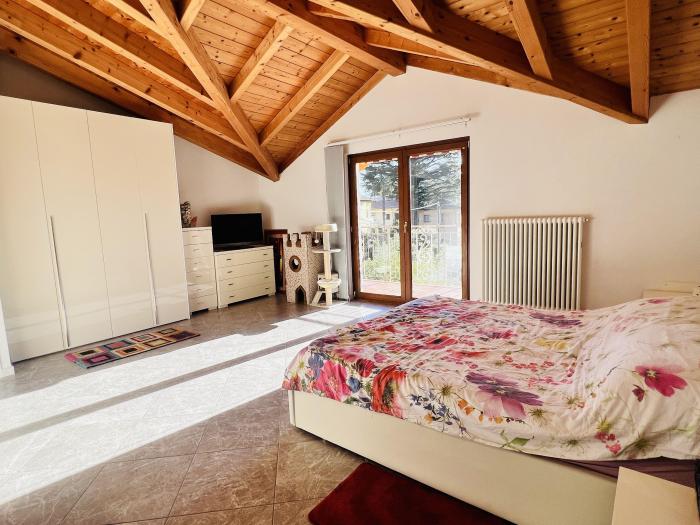 Schlafzimmer mit Bad en Suite / sowie einem Balkon (10 m²) mit Dorfblick und Bergblick