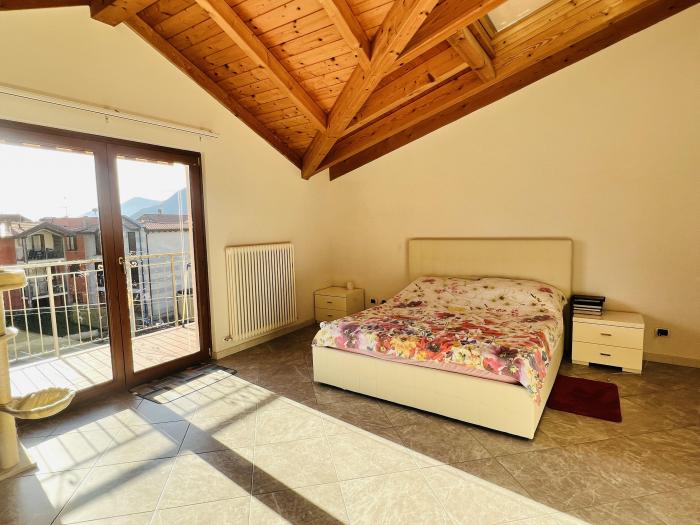 Schlafzimmer mit Bad en Suite / sowie einem Balkon (10 m²) mit Dorfblick und Bergblick