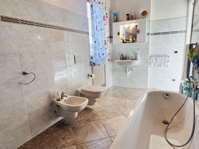 Freundliches Bad mit Dusche und Bidet