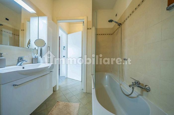 Stilvolles Badezimmer mit Badewanne (Duschfunktion), Bidet, WC und Handtuchheizung