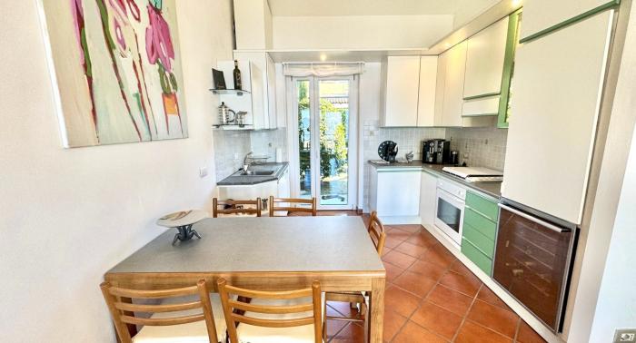 Küche mit Ausgang in den Garten