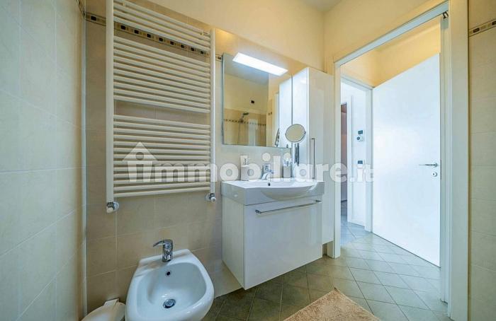 Stilvolles Badezimmer mit Badewanne (Duschfunktion), Bidet, WC und Handtuchheizung