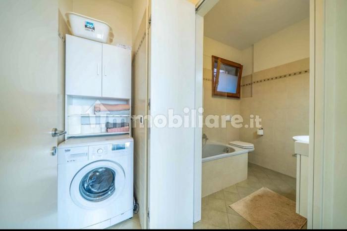 Praktischer Abstellraum mit Waschmaschine