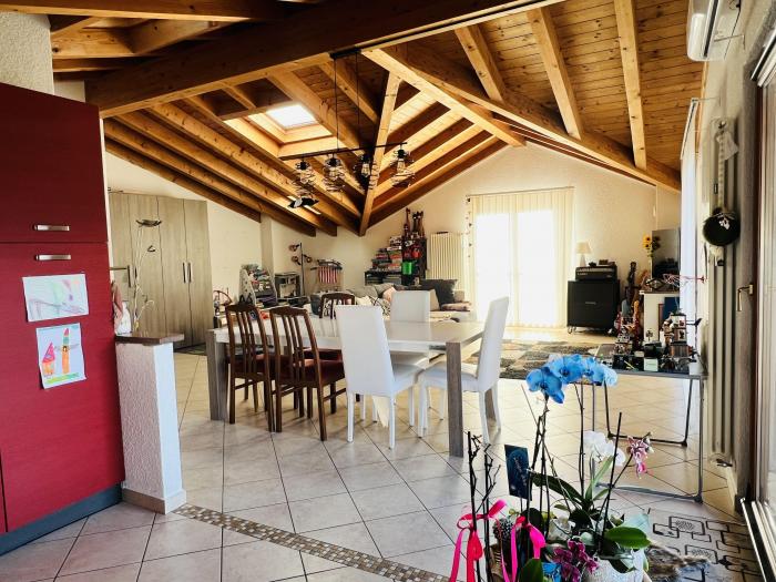 Halboffene, gut ausgestatte Küche mit angrenzendem großzügigem Essbereich –mit See und Bergblick