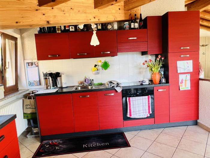 Halboffene, gut ausgestatte Küche mit angrenzendem großzügigem Essbereich –mit See und Bergblick