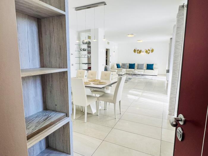 Erster Schritt in die große und lichtdurchflutete Wohnung