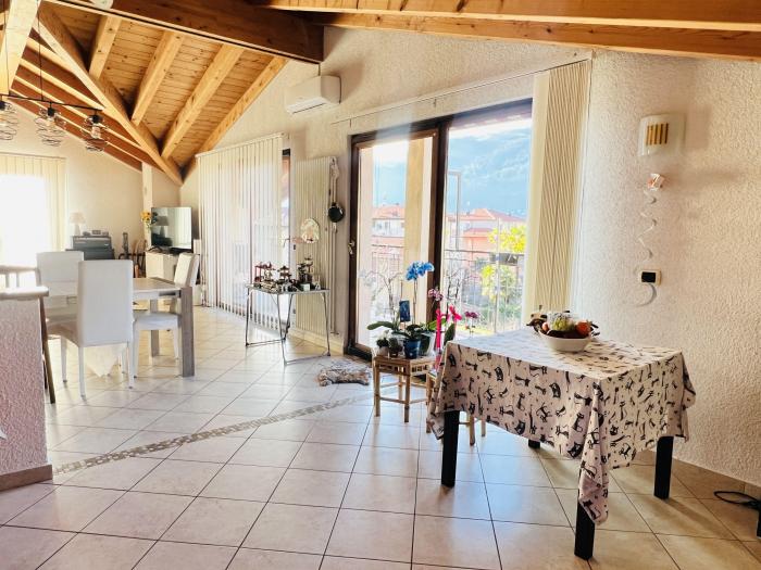 Halboffene, gut ausgestatte Küche mit angrenzendem großzügigem Essbereich –mit See und Bergblick