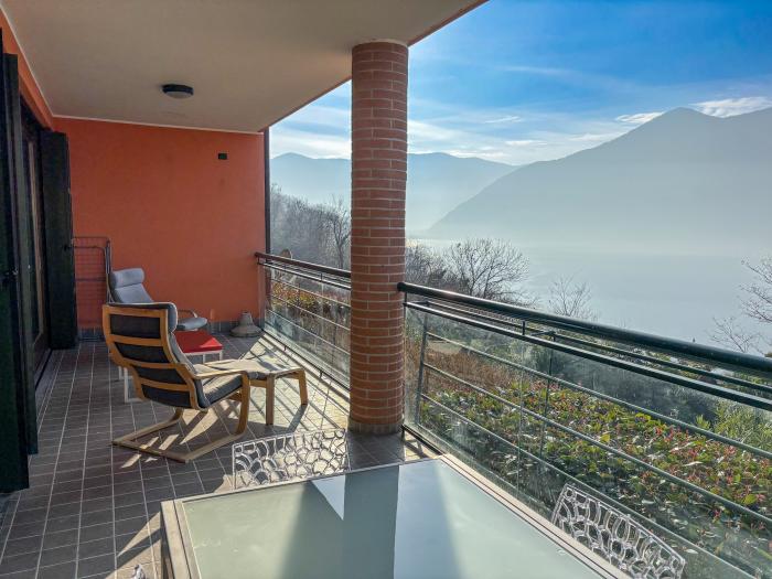 Ca. 20 m² großer überdachter Balkon mit Blick auf den Lago Maggiore, die umliegenden Berge und die leuchtenden Brissago-Inseln – ein Postkartenmotiv bei Sonnenuntergang!