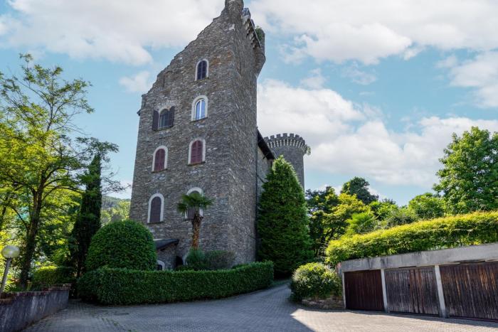 Architektonische Außenansicht des Burgturmes