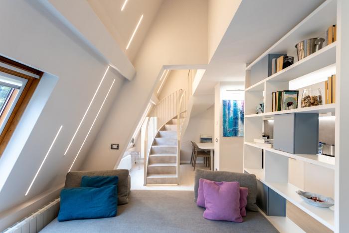 Lichtdurchfluteter Wohn-/Essbereich mit Kamin und integrierter, voll ausgestatteter Küchenzeile