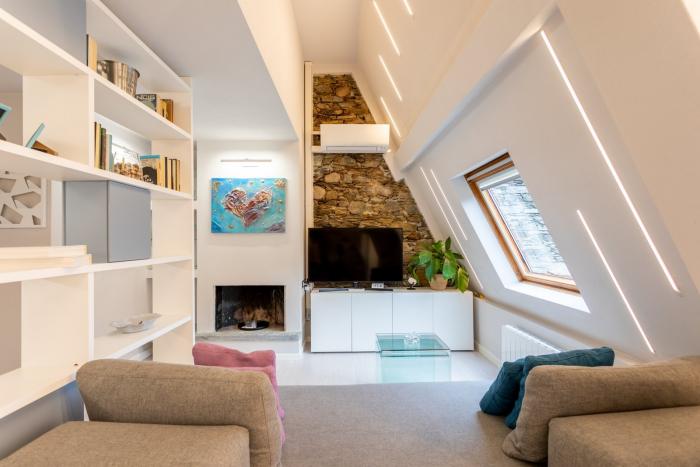 Lichtdurchfluteter Wohn-/Essbereich mit Kamin und integrierter, voll ausgestatteter Küchenzeile