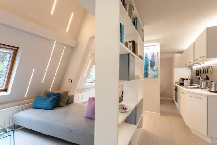 Lichtdurchfluteter Wohn-/Essbereich mit Kamin und integrierter, voll ausgestatteter Küchenzeile