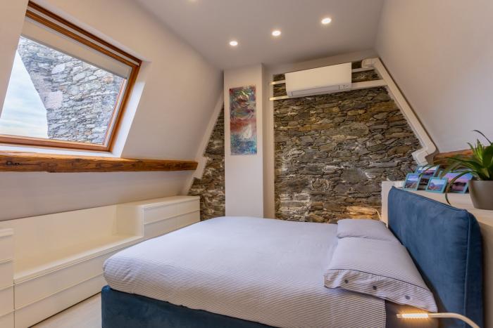 Gemütliches Schlafzimmer mit dekorativer Steinmauer