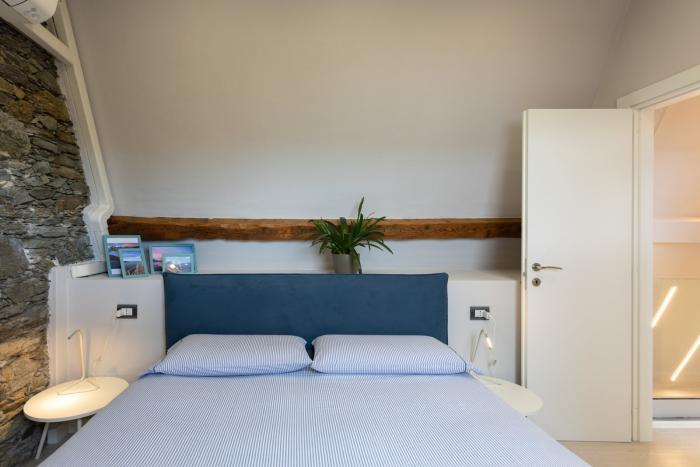 Gemütliches Schlafzimmer mit dekorativer Steinmauer