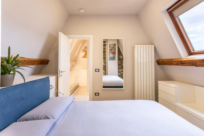 Gemütliches Schlafzimmer mit dekorativer Steinmauer