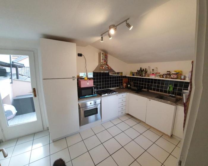 Separate Wohnküche mit Ausgang auf den ca. 4 m² großen überdachten Balkon