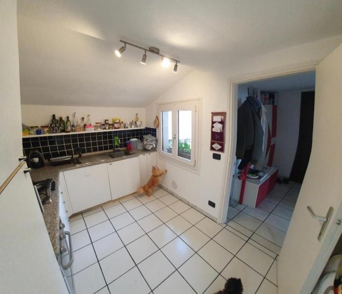 Separate Wohnküche mit Ausgang auf den ca. 4 m² großen überdachten Balkon