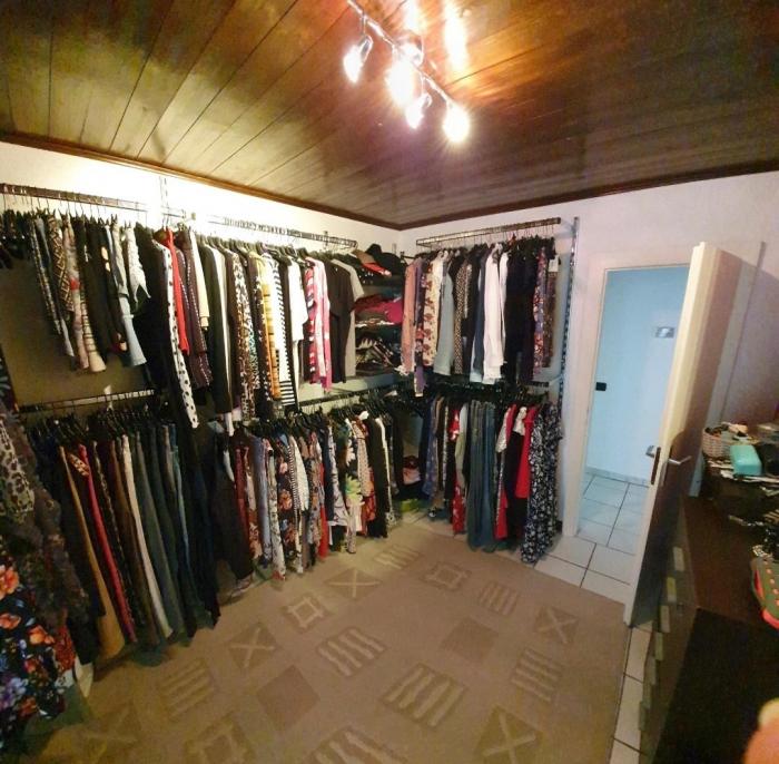 Schrankzimmer oder alternativ eines von drei Schlafzimmern