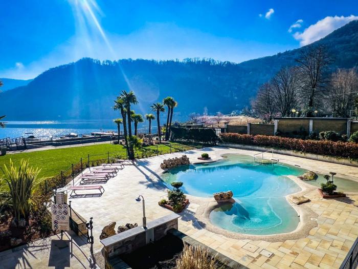 Gartenpool (12 × 6 m) mit See- und Bergblick, Sonnenliegen und Sonnenschirmen