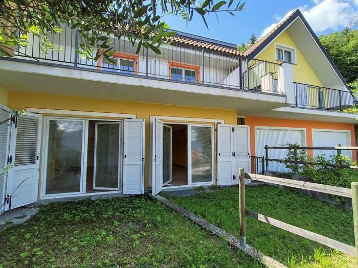 Sonniger Garten mit zarter Seesicht