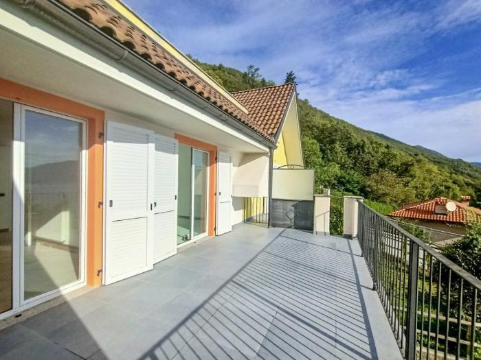 Großzügiger Balkon mit traumhaftem Seepanorama