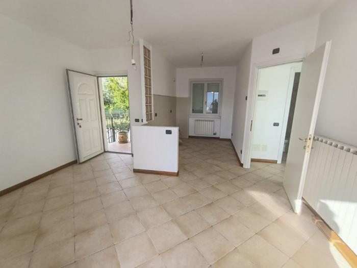 Heller Wohnbereich mit offener Küche