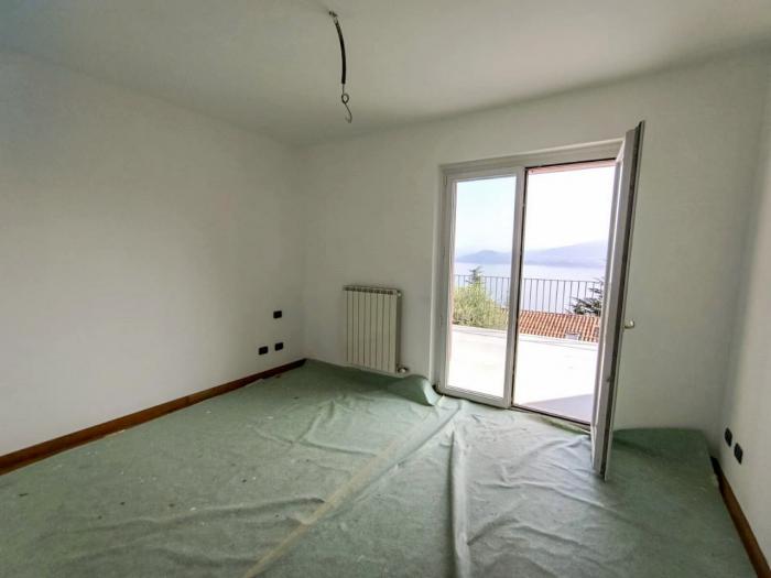 Schlafzimmer mit Blick auf den See und die Berge