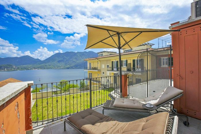 Ein echtes Highlight ist die ca. 10 m² große Sonnenterrasse, von der aus Sie eine atemberaubende Aussicht auf den See und die umliegenden Berge genießen