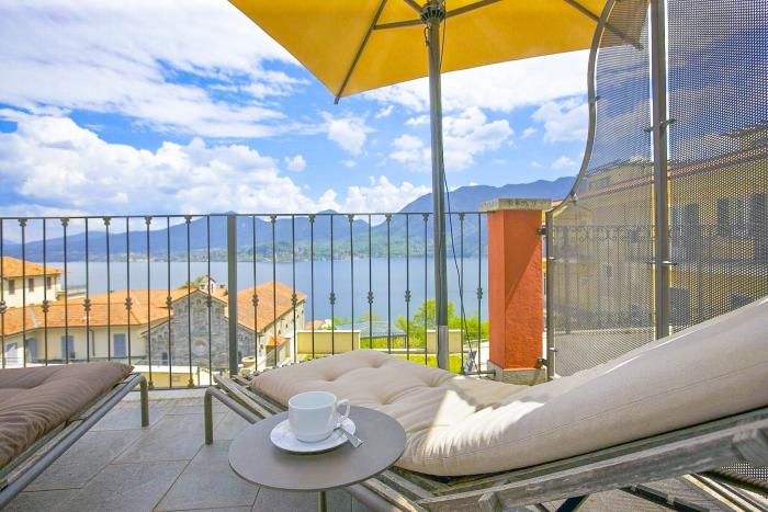 Ca. 10 m² große Terrasse mit fantastischer Sicht auf den See und die gegenüberliegenden Berge