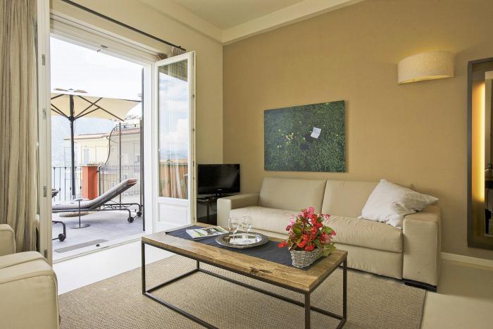 Wohn-/ Esszimmer mit ausziehbarer Schlafcouch für 2 Personen und Klimaanlage