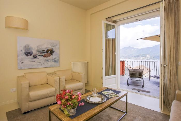 Wohn-/ Esszimmer mit Traumseesicht und Ausgang auf den Balkon