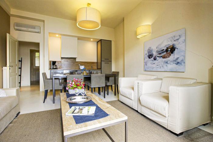 Großes, stillvoll eingerichtetes Wohn-/ Esszimmer