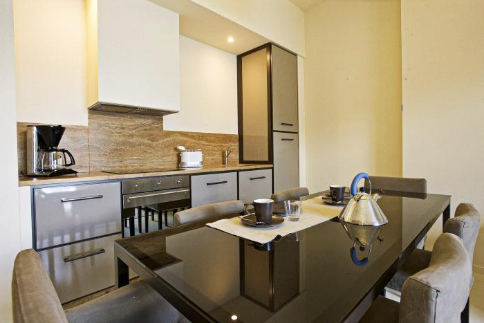 Gut ausgestattete Küchenzeile mit Geschirrspülmaschine, Backofen und 4-Plattenherd