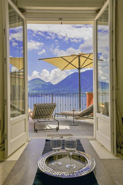 Großes Wohn-/ Esszimmer mit Traumseesicht und Ausgang auf den Balkon