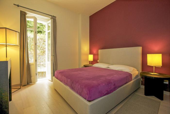 Schlafzimmer mit hochwertigem Parkettboden und Klimaanlage