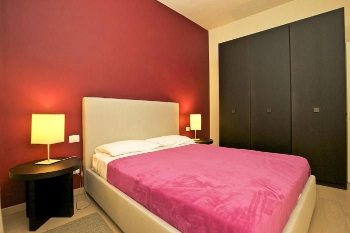 Schlafzimmer mit hochwertigem Parkettboden und Klimaanlage