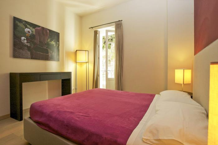 Schlafzimmer mit hochwertigem Parkettboden und Klimaanlage