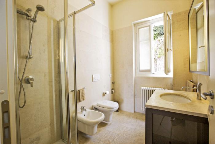 Freundliches Badezimmer mit Dusche, Bidet und Fenster