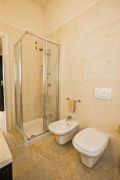 Freundliches Badezimmer mit Dusche, Bidet und Fenster