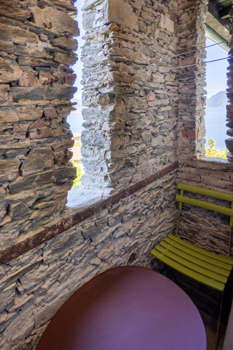 Charmante Lesenische (Balkon) mit drei hohen schmalen Steinfenstern, Seesicht und Platz für einen Tisch mit 2 Stühlen – ideal als kleine Kaffee- oder Leseecke