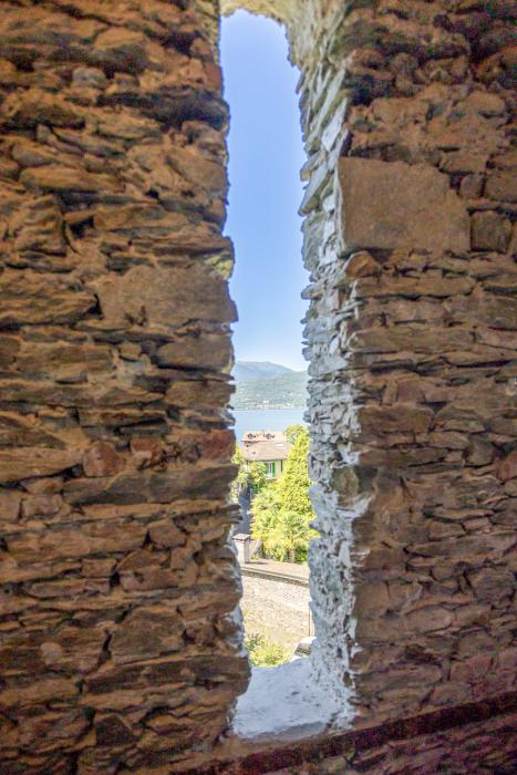 Charmante Lesenische (Balkon) mit drei hohen schmalen Steinfenstern, Seesicht und Platz für einen Tisch mit 2 Stühlen – ideal als kleine Kaffee- oder Leseecke