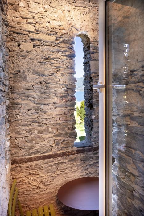 Charmante Lesenische (Balkon) mit drei hohen schmalen Steinfenstern, Seesicht und Platz für einen Tisch mit 2 Stühlen – ideal als kleine Kaffee- oder Leseecke