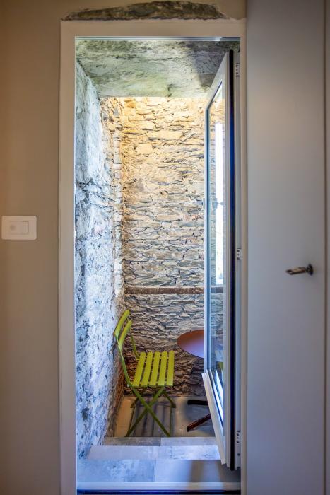 Charmante Lesenische (Balkon) mit drei hohen schmalen Steinfenstern, Seesicht und Platz für einen Tisch mit 2 Stühlen – ideal als kleine Kaffee- oder Leseecke