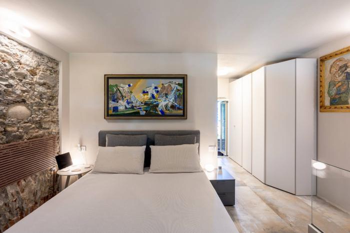 Gemütliches Schlafzimmer mit dekorativer Steinmauer und integriertem Schreibtisch